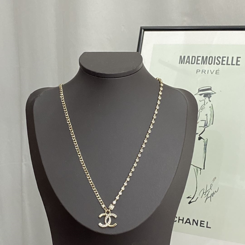 Ba*len*cia*ga necklaces